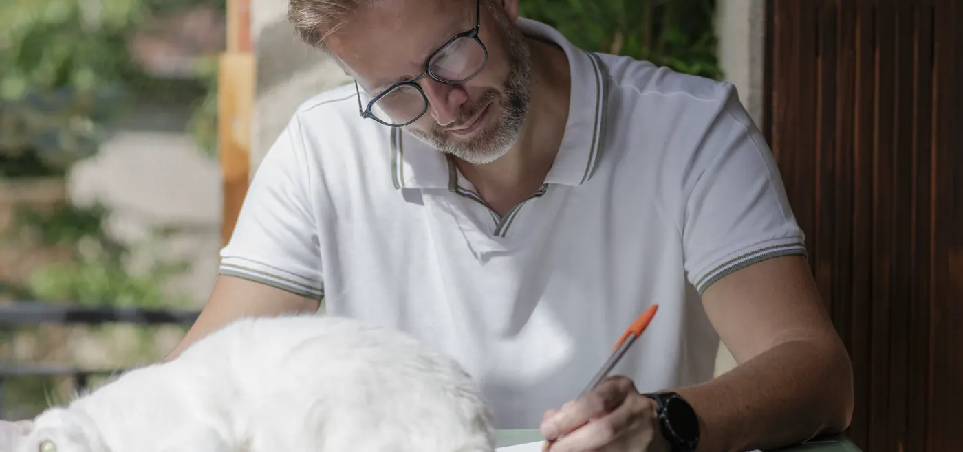 Frédéric Devaux au travail, Perle à ses côtés